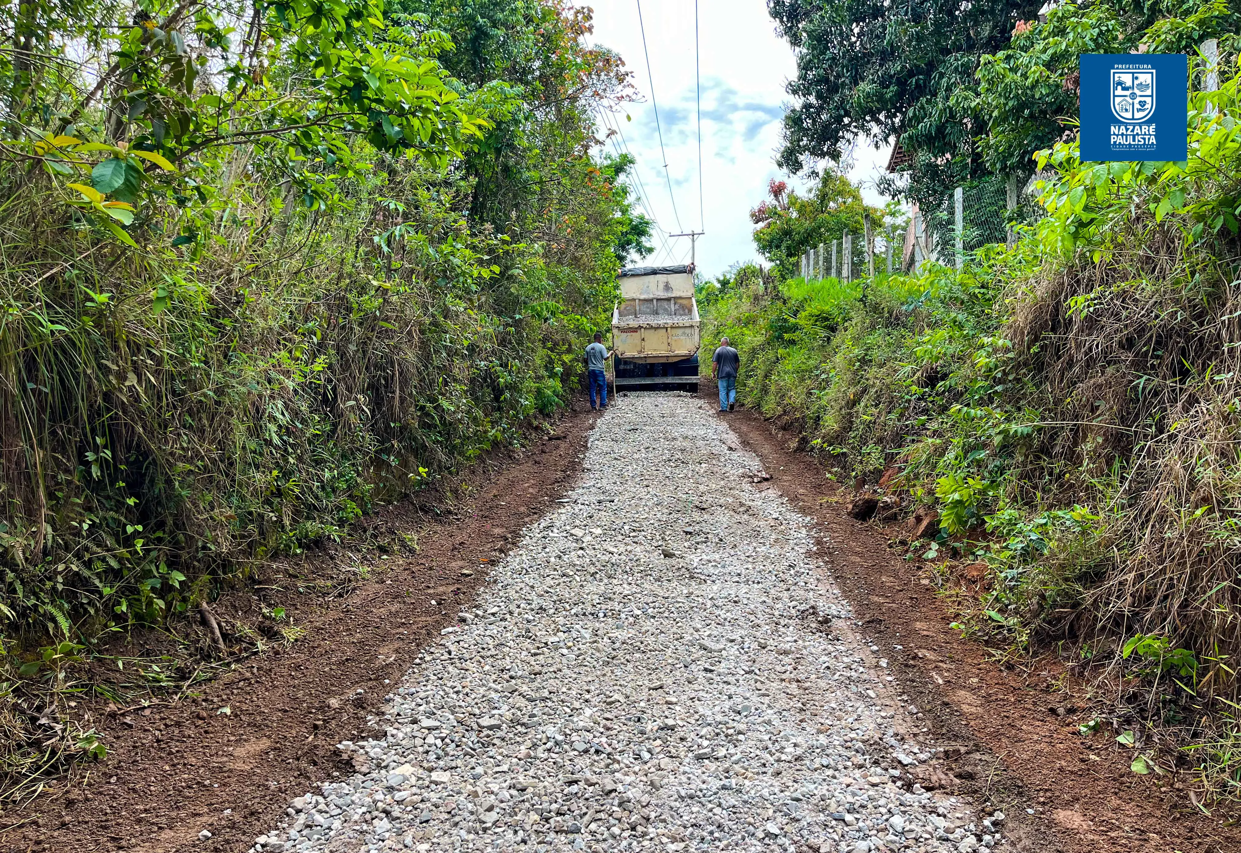 PREFEITURA REALIZA MANUTENÇÃO DE ESTRADA NO BAIRRO MORRO GRANDE EM NAZARÉ PAULISTA