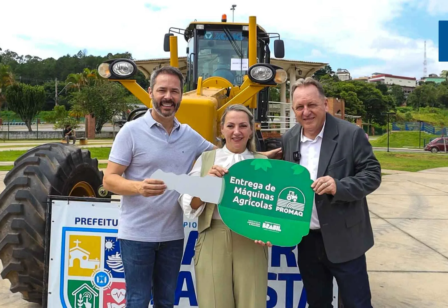 NAZARÉ PAULISTA RECEBE MOTONIVELADORA DO GOVERNO FEDERAL POR MEIO DO PROGRAMA “PROMAQ”
