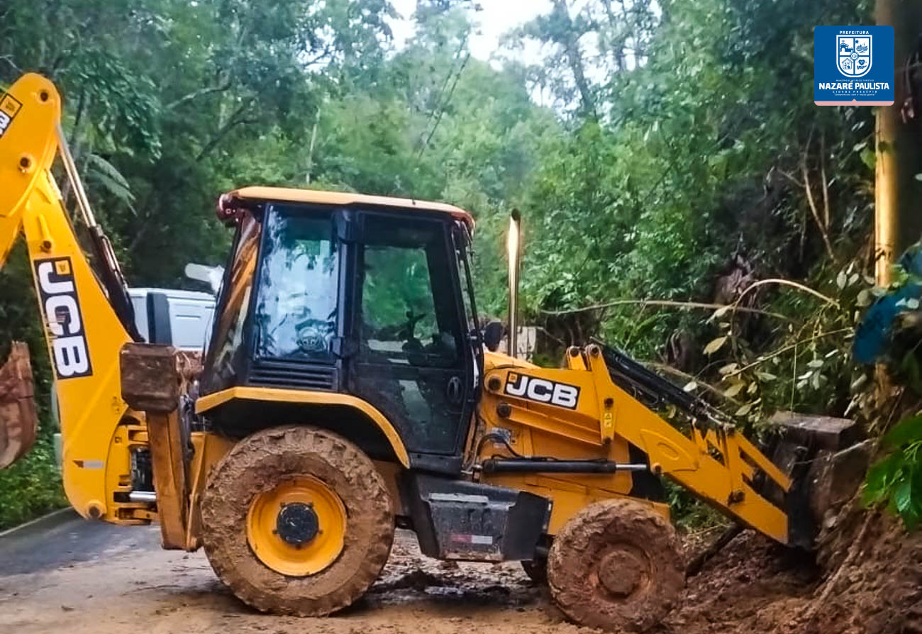Equipe da Defesa Civil realiza desobstrução de via na estrada Nazaré Paulista-Mairiporã