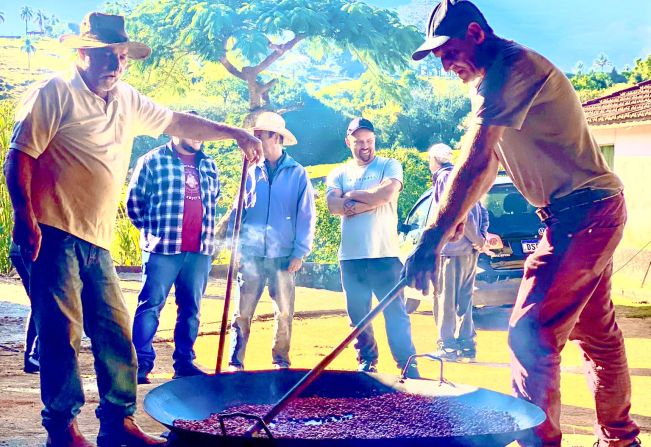 Festeiros e comunidade realizam a torra do amendoim para a tradicional Festa do Divino Espírito Santo 2024 em Nazaré Paulista