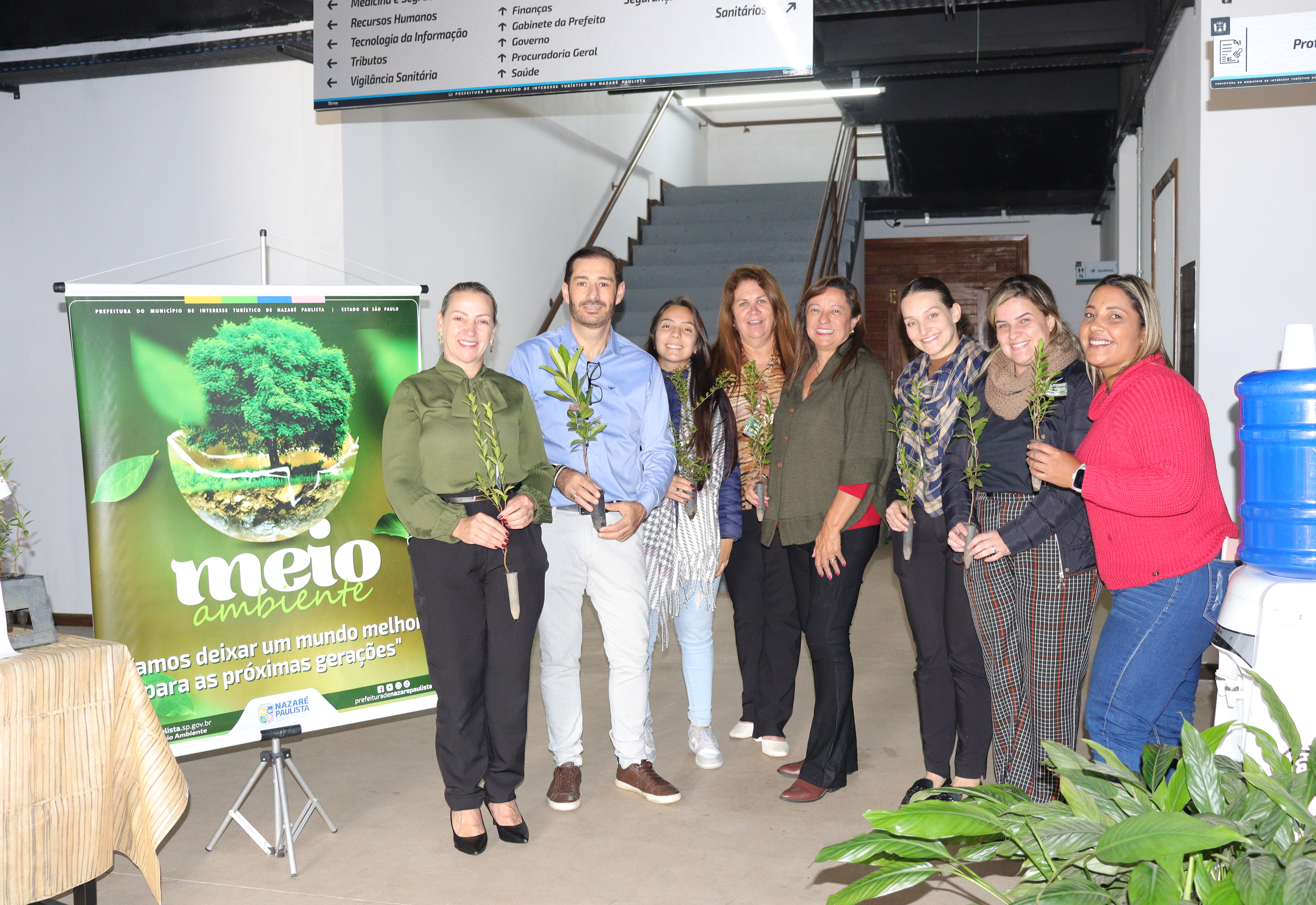 Prefeita Professora Guinha inicia a Semana do Meio Ambiente com plantio de árvores no Paço Municipal