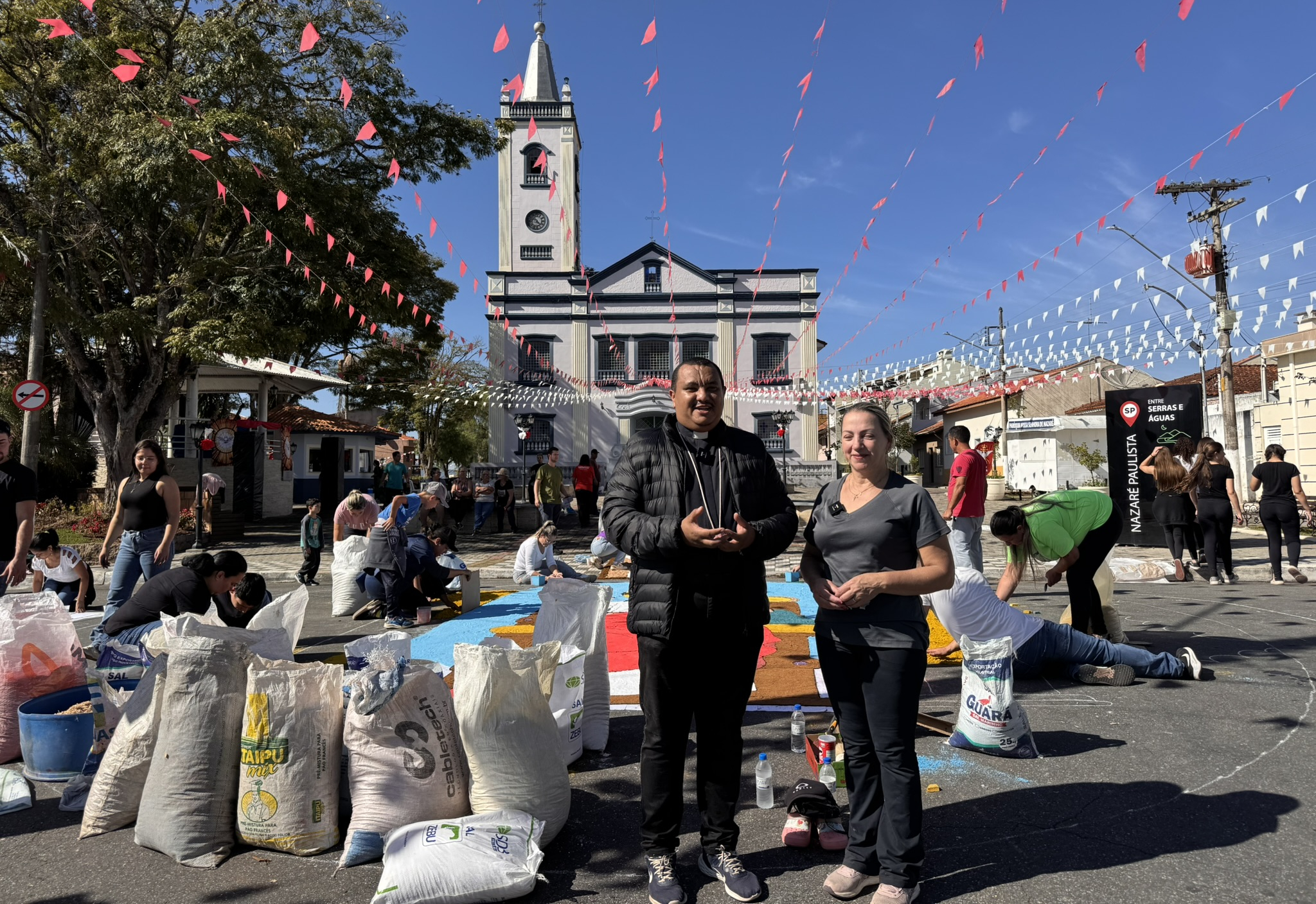 Nazaré Paulista celebra Corpus Christi com tradicional confecção de tapetes
